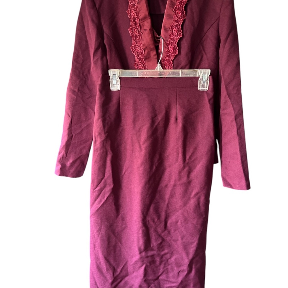 Women’ Burgundy blazer with modesty cove 2 piece suit size 8 A285AR1